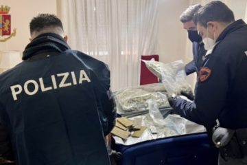 Aveva in casa 9 chili di droga ed una pistola,  donna arrestata a Messina 