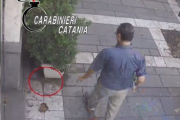 Catania. Chiodi nei wurstel per uccidere i cani, denunciato un sessantenne 