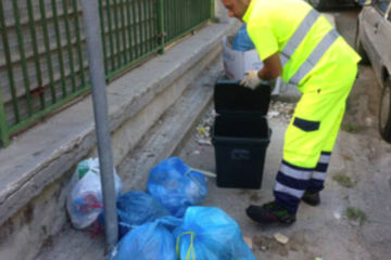 San Cataldo, cittadina: Pessima gestione dei rifiuti nel centro storico 