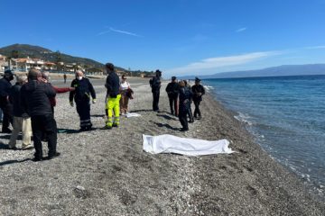 Nizza di Sicilia. Cadavere di un uomo in spiaggia, in tasca aveva 475 euro 