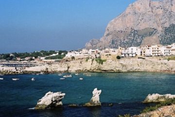 Malori improvvisi, morti al mare una donna a Terrasini e un uomo nel Trapanese