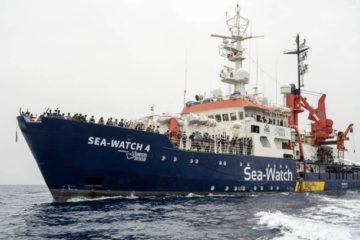Migranti, Sea Watch 4 a Porto Empedocle. Geo Barents salva 71 persone tra cui 3 bambini, un morto. A Lampedusa i 59 tratti in salvo dalla Louise Michel