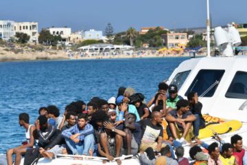 Lampedusa. 30 sbarchi in due giorni, 60 casi di scabbia 