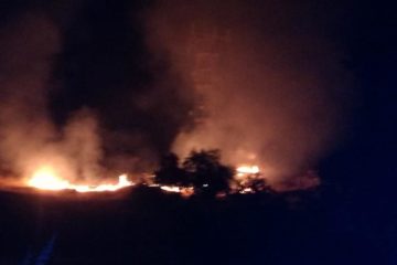 Foto. Vasto incendio a Serradifalco. Rogo spento dopo 3 ore dalla Forestale e dai vigili del fuoco