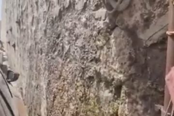 Video. Agrigento, grossa quantità d’acqua fuoriesce dal muro della via delle Torri