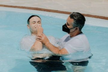 Il battesimo dei nuovi fedeli al congresso virtuale dei Testimoni di Geova “Cercate la pace”. In migliaia partecipano anche da Caltanissetta .