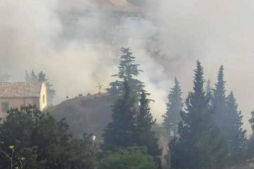 Enna. Vasto incendio minaccia abitazioni, molte evacuate, due persone in ospedale intossicate dal fumo