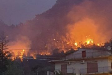 Incendio a Trabia, case evacuate e 60 persone in fuga 