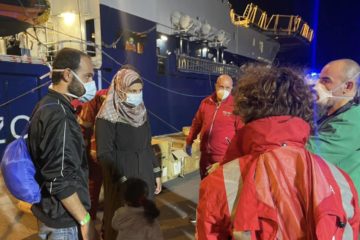 Sbarco migranti dalla nave di Medicin Sans Frontieres