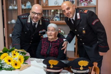 I 100 anni di Nonna Giorgia: carabinieri bussano alla sua porta con un mazzo di fiori