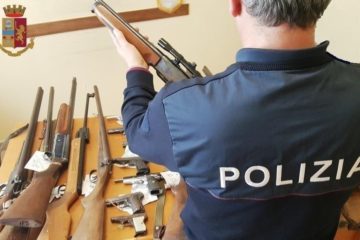 Gela, controlli sui detentori di armi: 15 fucili ritirati, due fucili e una pistola sequestrati penalmente