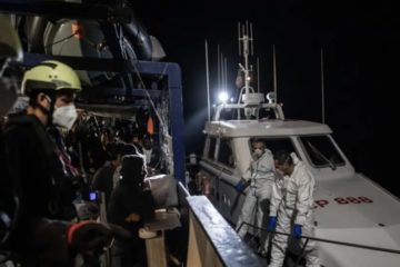 Sbarchi a Lampedusa. Neonato trovato morto sul barchino, due ustionati 