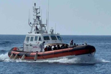 Barchino contro gli scogli a Lampedusa, salvati 42 migranti