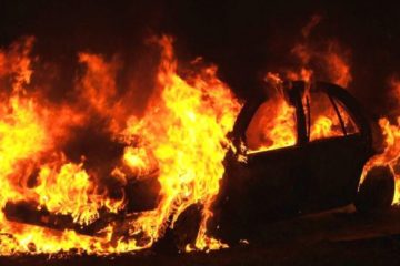 Notte di fuoco a Canicattì, due auto completamente distrutte