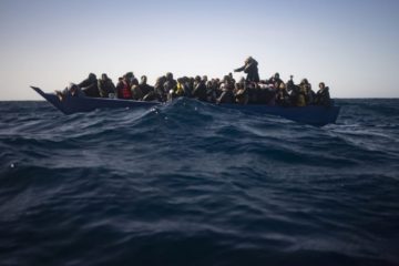 Barcone di migranti si ribalta al largo di Lampedusa, ci sono dispersi, aperta inchiesta