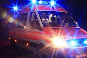 Travolto da auto mentre camminava sul ciglio della strada, morto 44enne rumeno