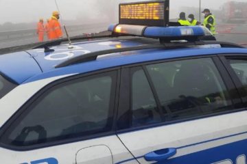 Ss 640, perde il controllo dell’auto impattando contro il guadrail: 30enne soccorsa dai poliziotti