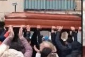Poliziotti aggrediti al funerale di un condannato per mafia, Fsp Polizia: “Indegno di un paese civile”