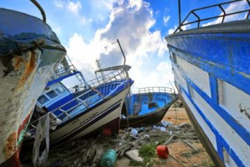 Iniziata a Lampedusa la rimozione dei barconi abbandonati sulle spiagge