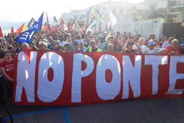 “No Ponte”: a Torre Faro migliaia di persone, centinaia di bandiere e striscioni, cori, musica e rivendicazioni