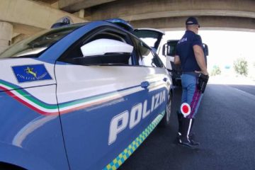 Caltanissetta. Targa alterata, pass disabili falso e quattro coltelli in auto: Polizia denuncia automobilista